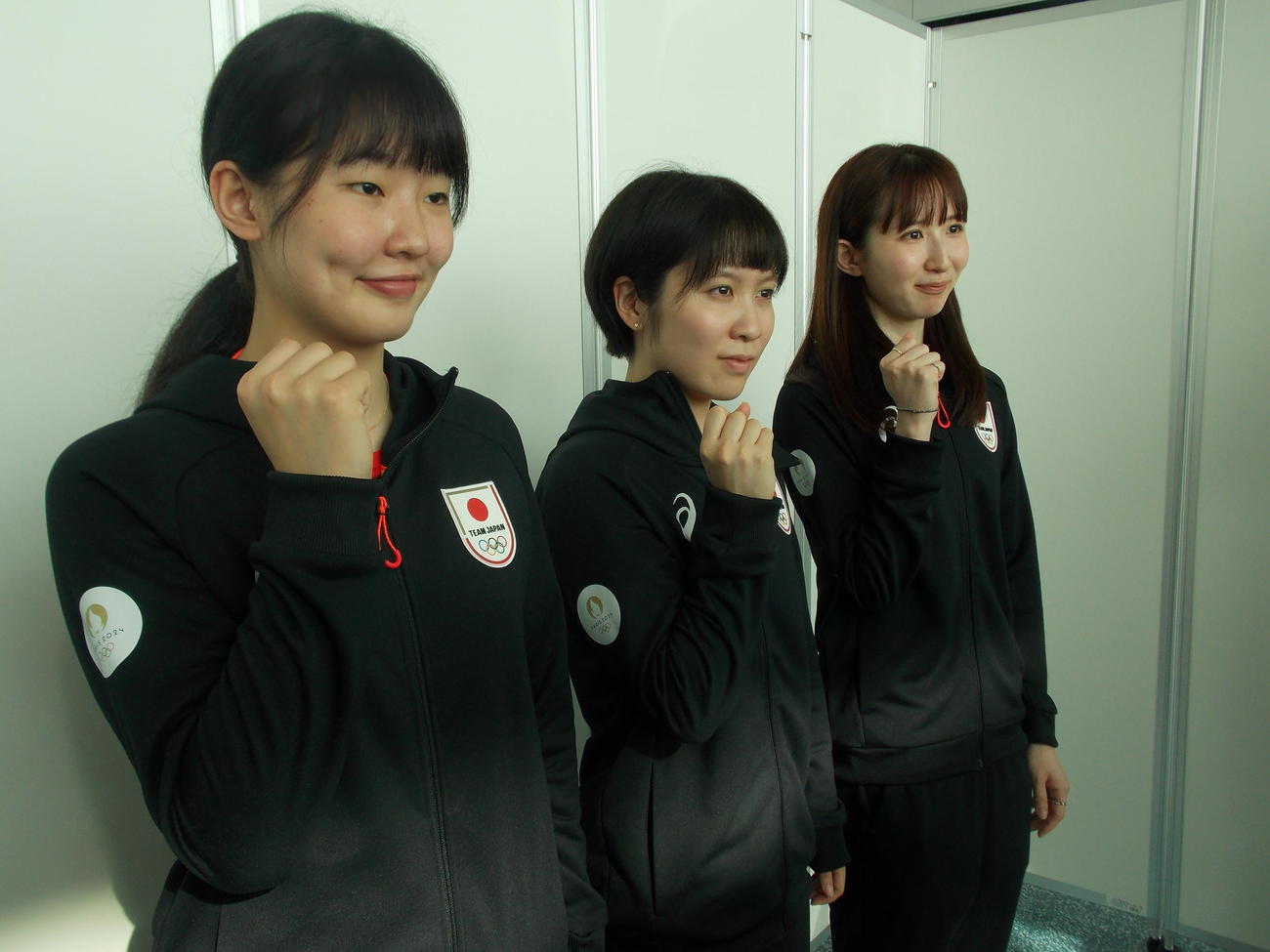 フランスへの出発前に羽田空港でポーズを決める右から早田ひな、平野美宇、張本美和（撮影・松本航）