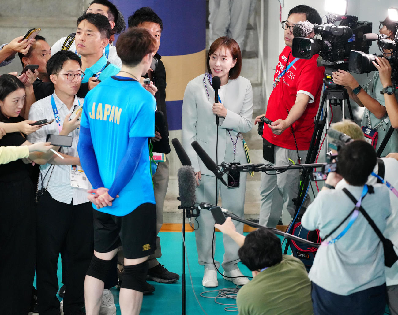 バレーボール男子日本代表の石川（手前左）にインタビューするフジテレビスペシャルキャスターの石川佳純さん（中央）（撮影・江口和貴）
