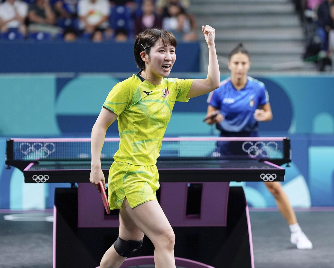 女子シングルス1回戦　ポイントを奪いガッツポーズする平野美宇＝パリ（共同）
