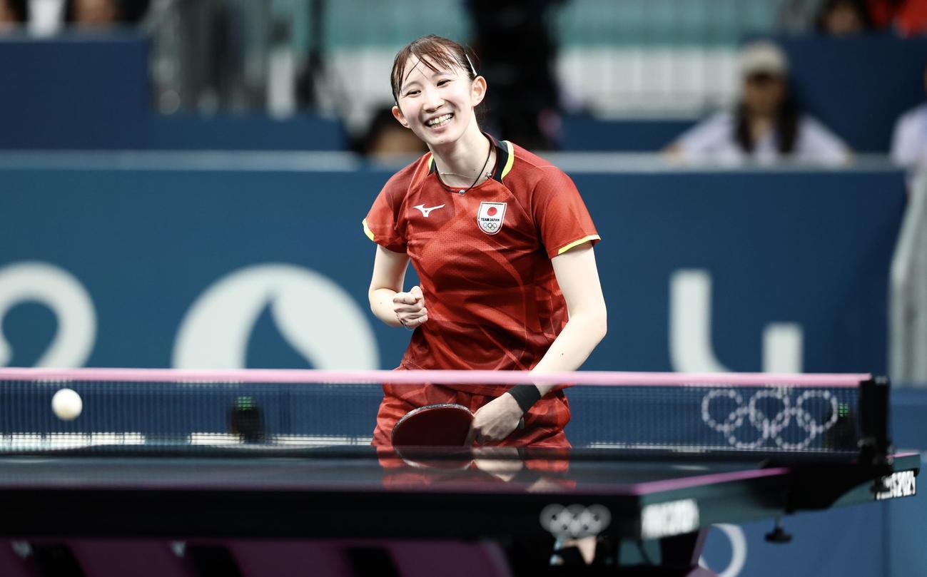 女子シングルス1回戦　ポイントし笑顔を見せる早田ひな（撮影・河田真司）