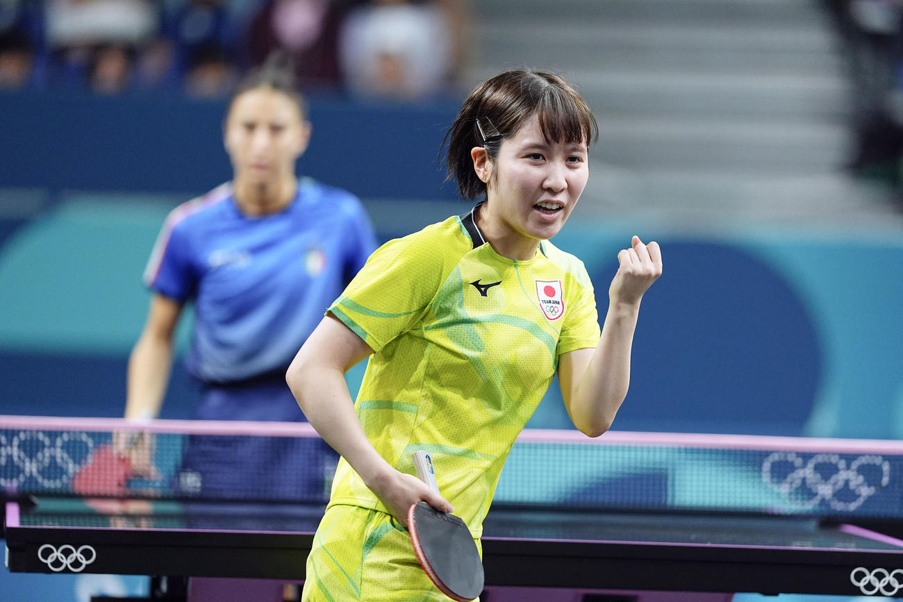 女子シングルス1回戦　ポイントを奪いガッツポーズする平野美宇＝パリ（共同）