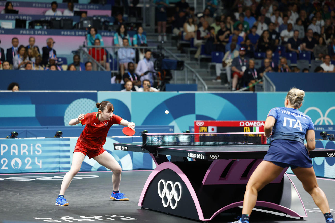 女子シングルス1回戦　イタリア選手（右）と対戦する早田ひな（共同）