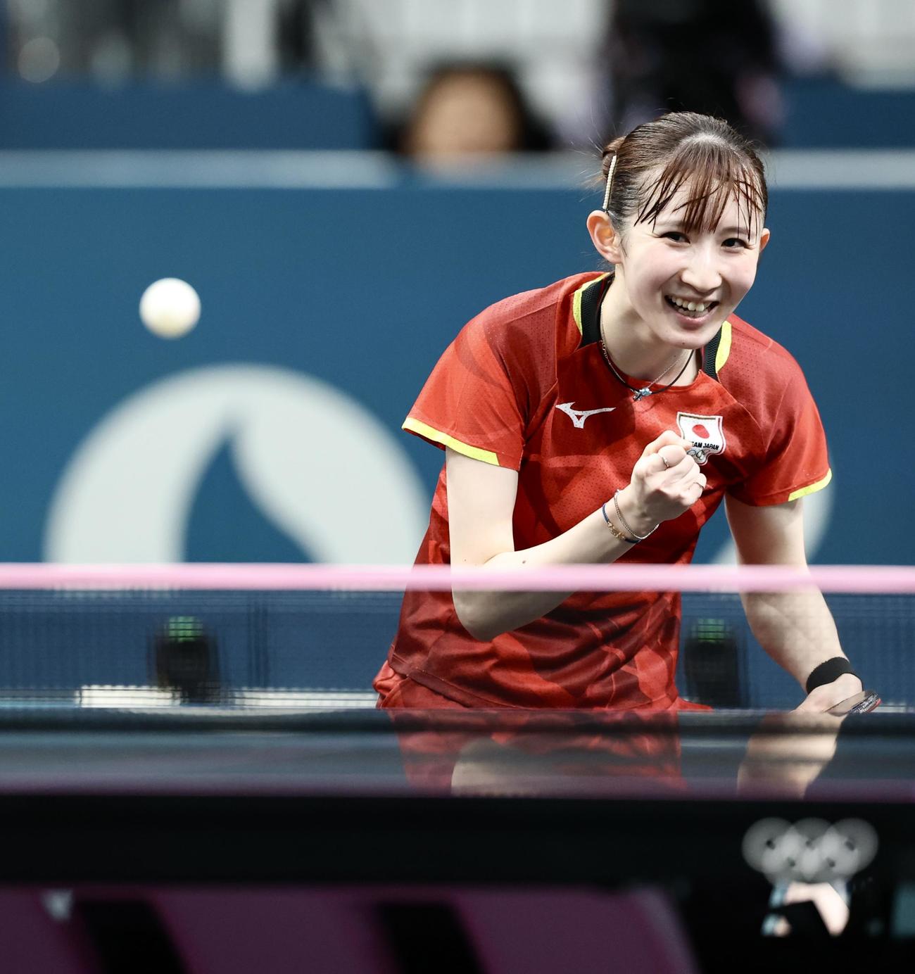 女子シングルス1回戦　ポイントし笑顔を見せる早田（撮影・河田真司）