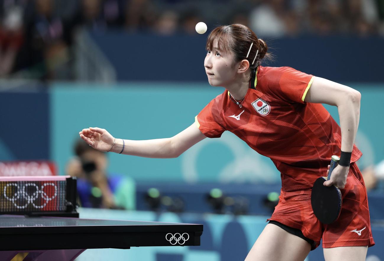 女子シングルス1回戦　サーブする早田（撮影・河田真司）