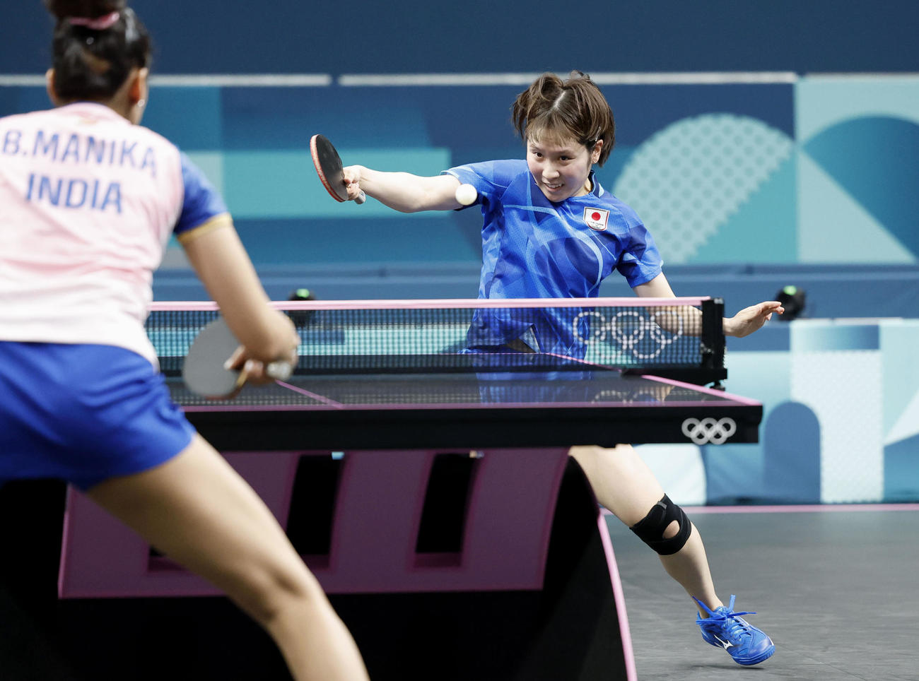 女子シングルス3回戦　インド選手（手前）と対戦する平野美宇（共同）