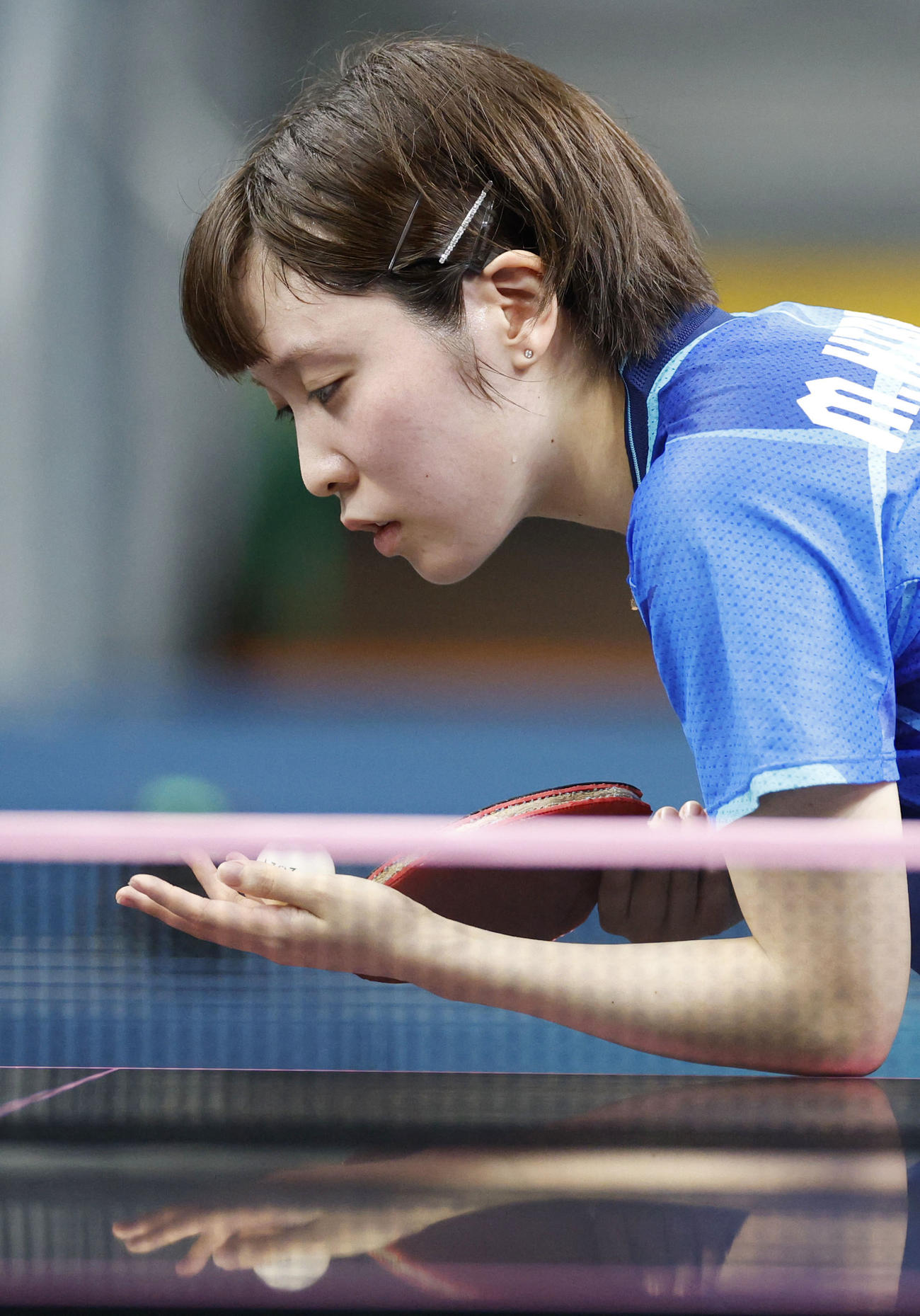 女子シングルス3回戦　サーブを放つ平野美宇（共同）