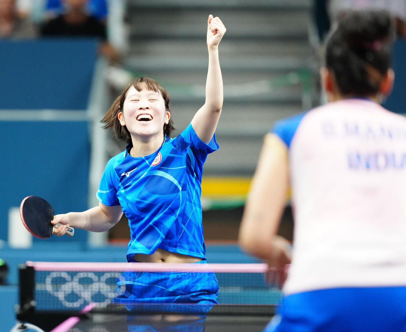 平野美宇対マニカ・バトラ　第5ゲーム、ポイントを奪い勝利しガッツポーズの平野（撮影・江口和貴）