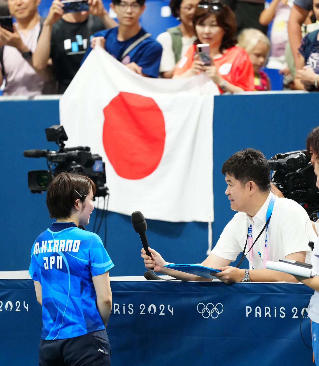 平野美宇対マニカ・バトラ　試合後、インタビューを受ける平野（左）。右はNHK宮田アナウンサー（撮影・江口和貴）