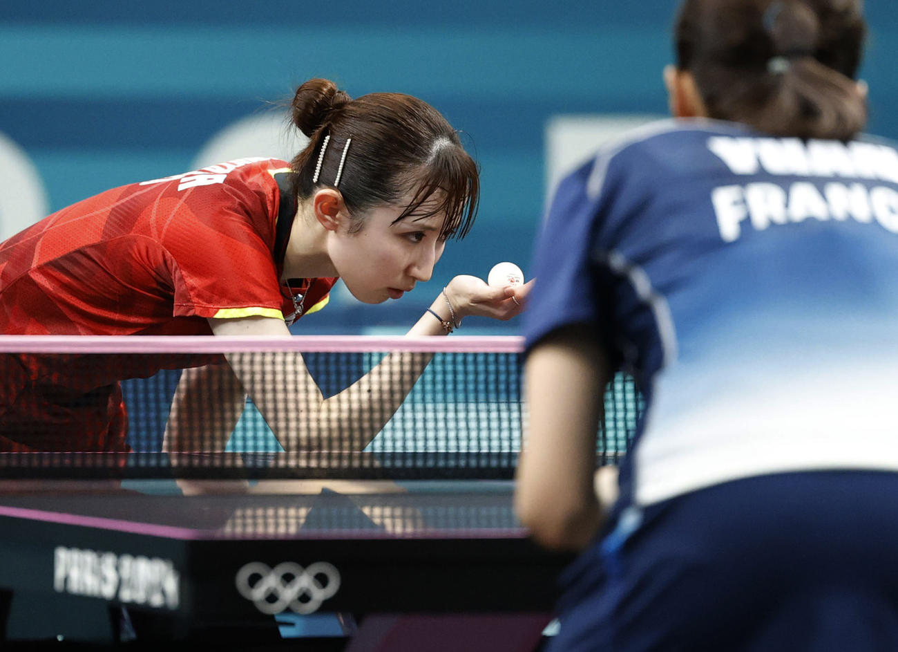 女子シングルス3回戦　サーブを放つ早田ひな（共同）