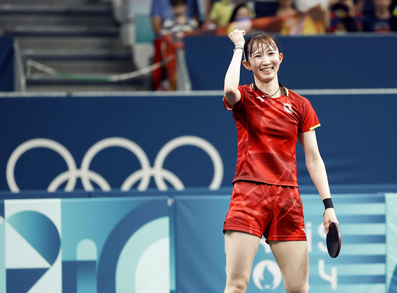 女子シングルス3回戦で勝利し、ガッツポーズする早田ひな（共同）