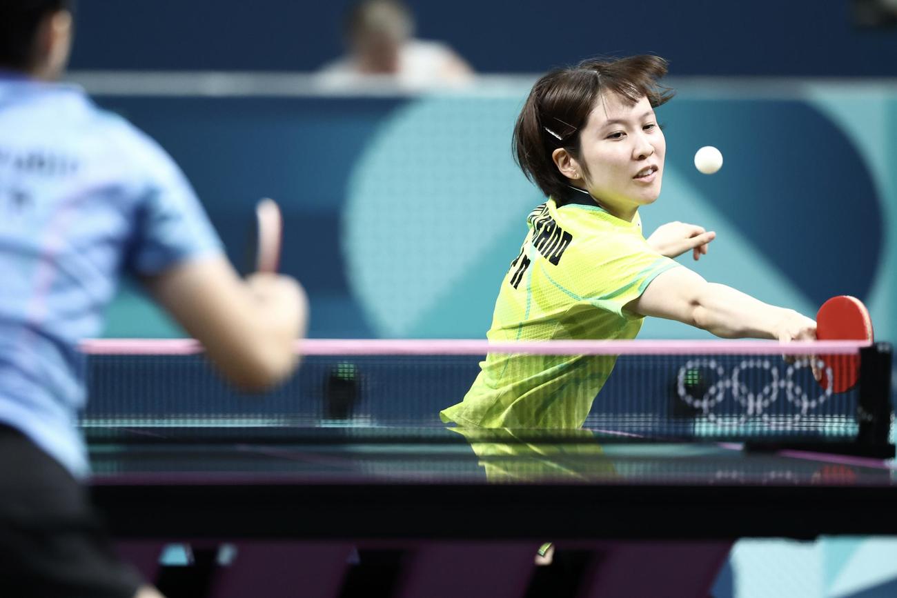 女子シングルス準々決勝　第1セット、ポイントを許す平野（撮影・河田真司）