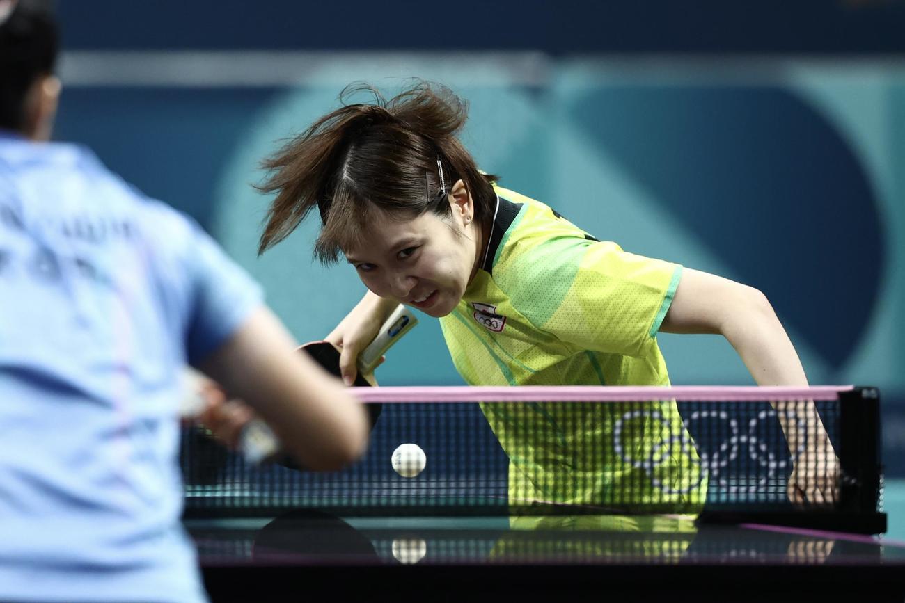 女子シングルス準々決勝　サーブを放つ平野（撮影・河田真司）