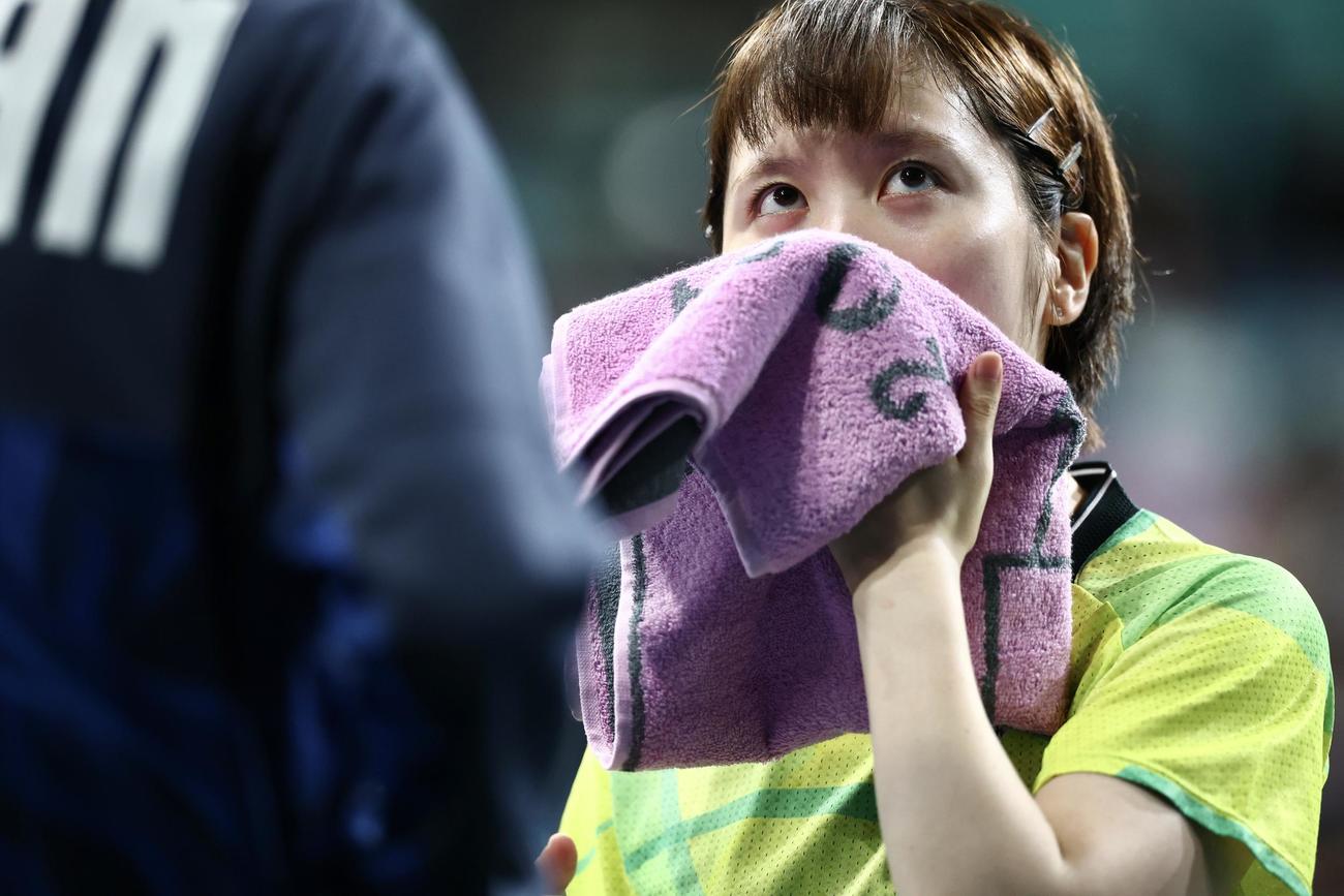 女子シングルス準々決勝　第2セットを終える平野（撮影・河田真司）