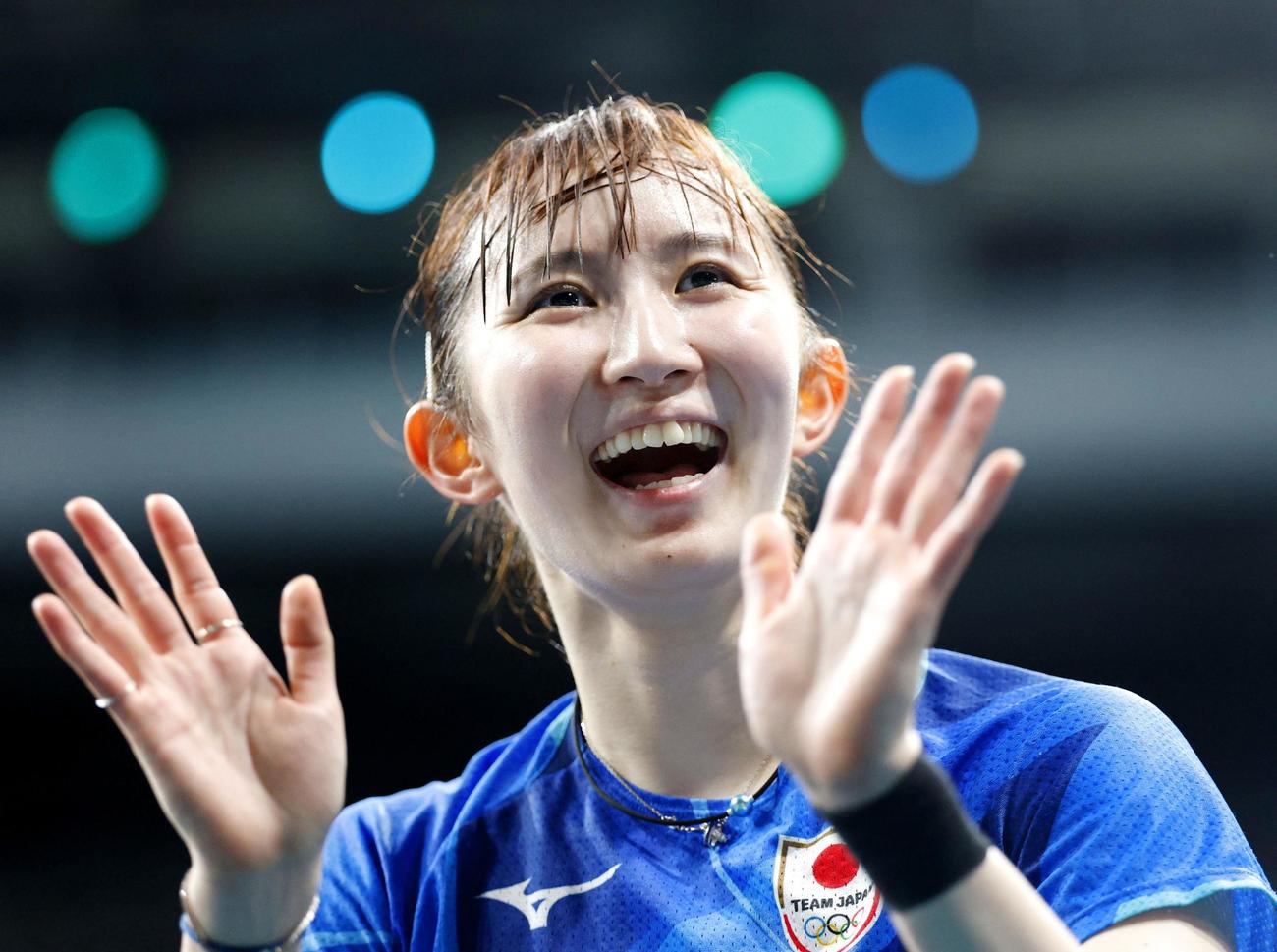 女子シングルス準々決勝で勝利し、声援に応える早田（共同）