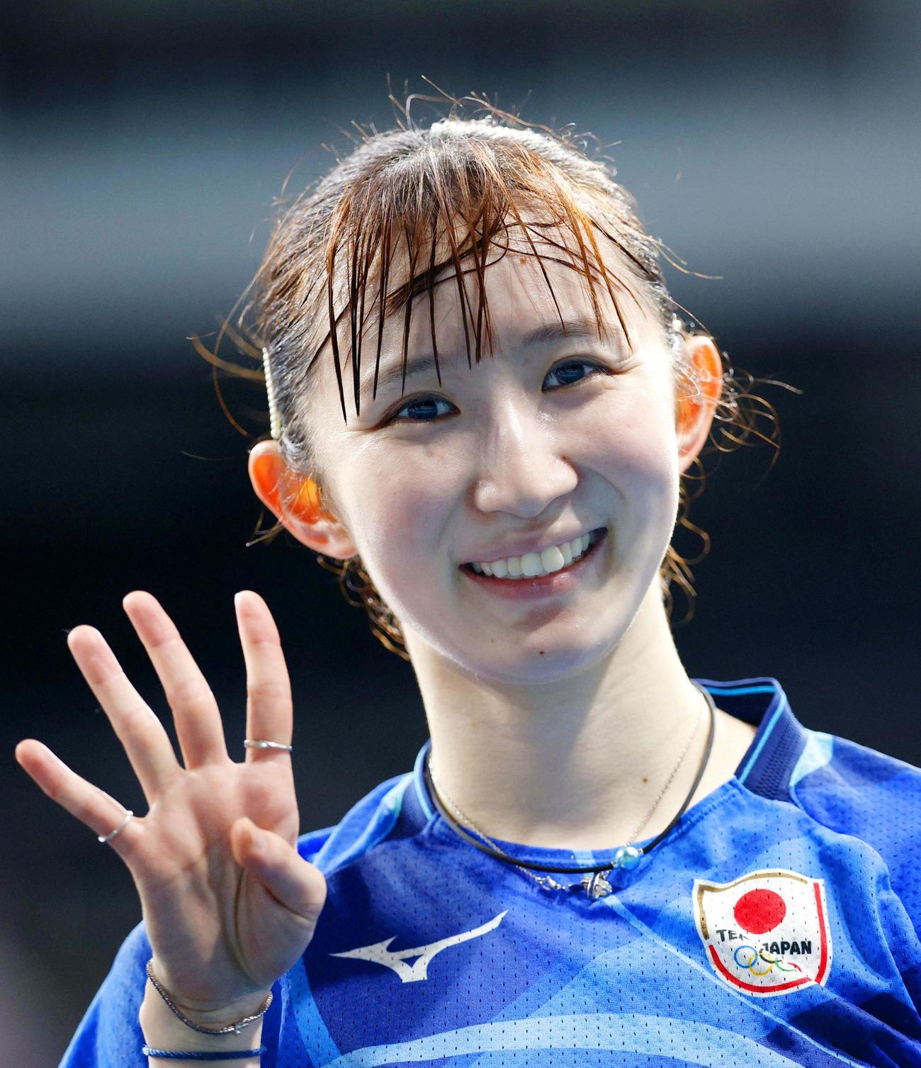 女子シングルス準々決勝で勝利し、ポーズをとる早田（共同）