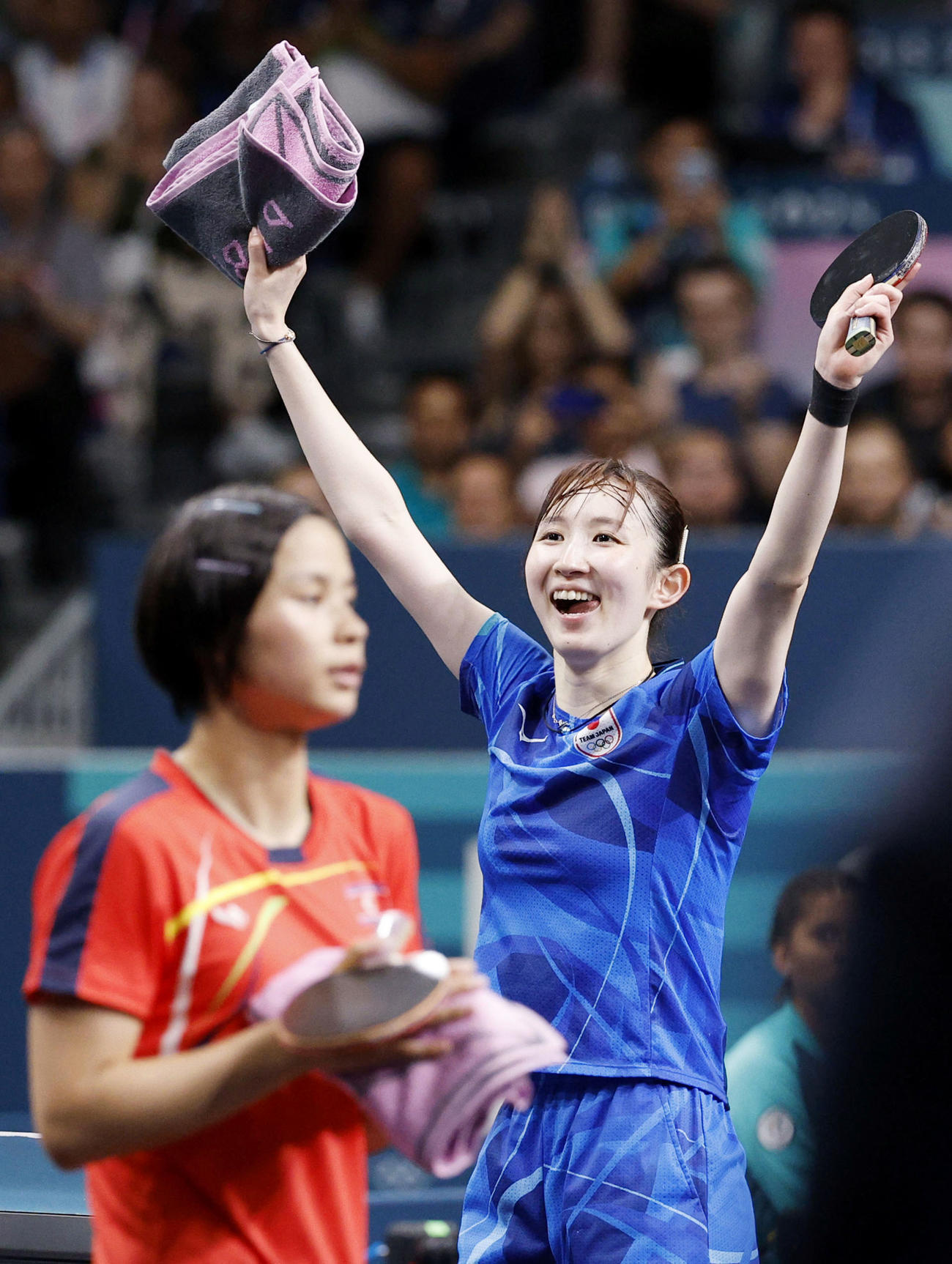 女子シングルス準々決勝　北朝鮮選手（左）に勝利し喜ぶ早田（共同）