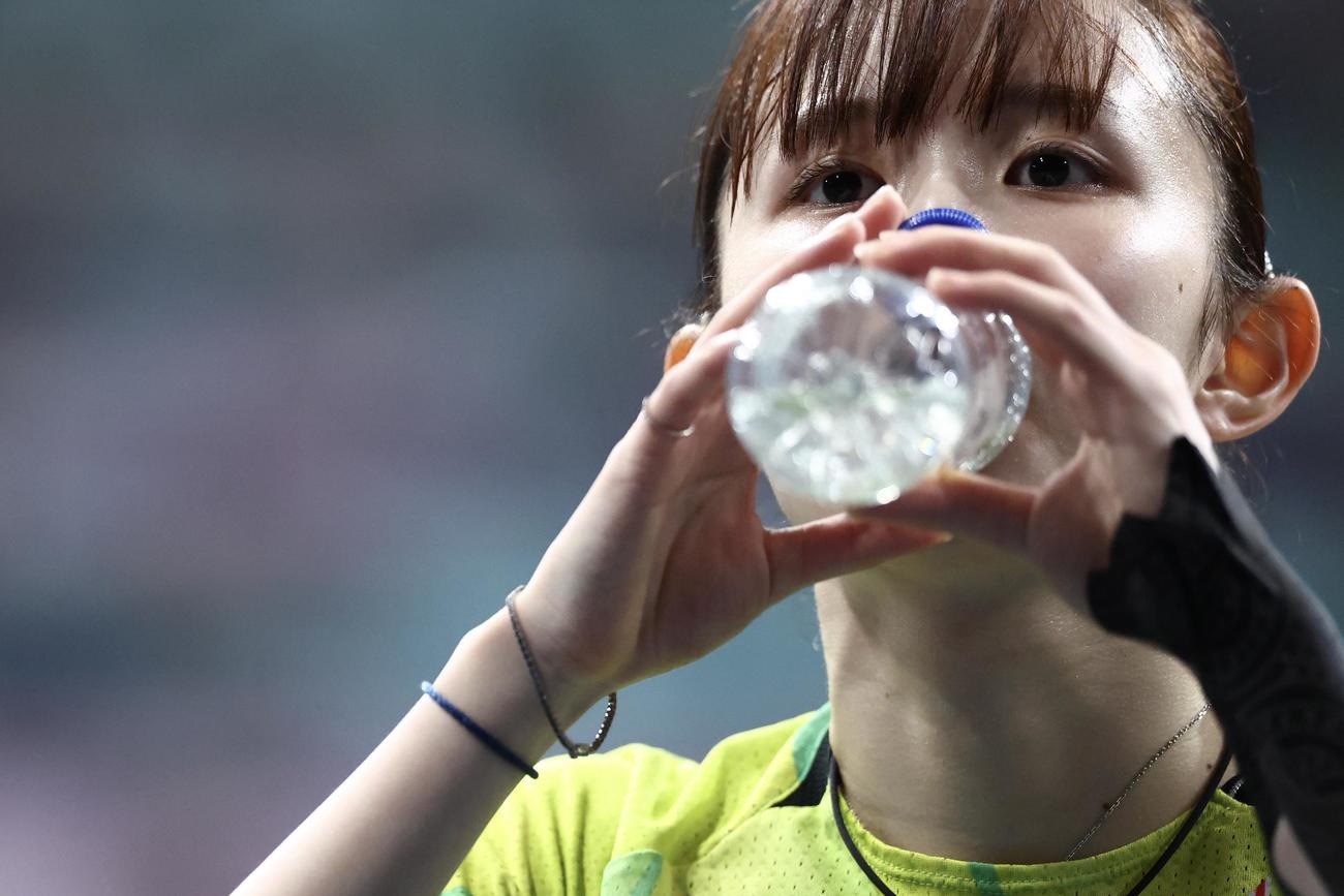 女子シングルス準決勝　第3S、タイムアウトで水分補給する早田（撮影・河田真司）