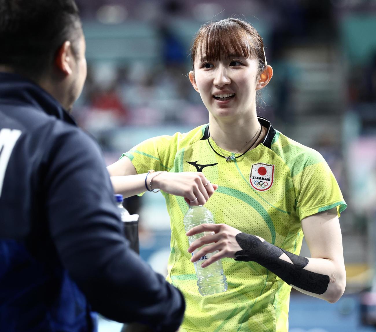 女子シングルス準決勝　第1、第2Sを奪われる早田（撮影・河田真司）