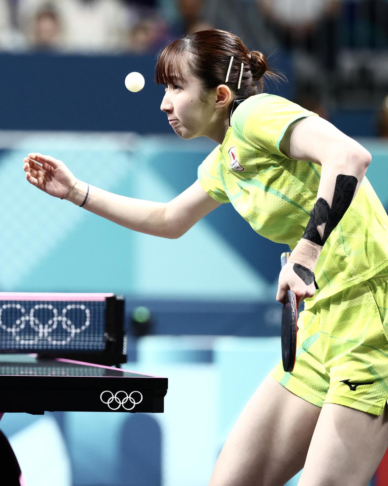女子シングルス準決勝　第1S、サーブを放つ早田（撮影・河田真司）