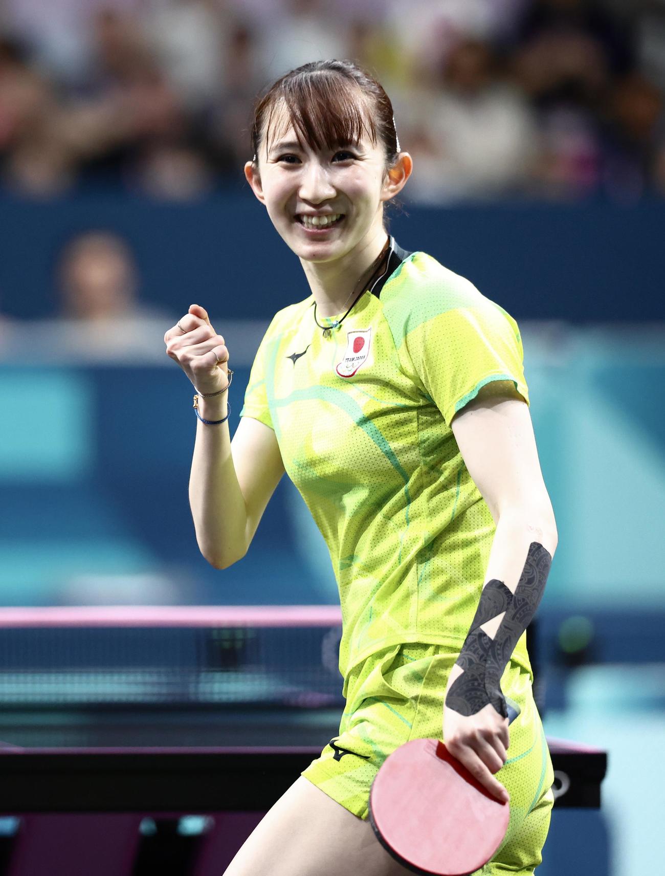 女子シングルス準決勝　第3S、ポイントする早田（撮影・河田真司）