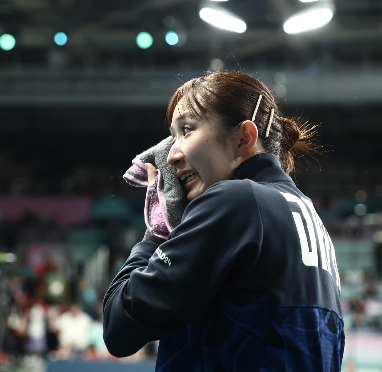 女子シングルス準決勝で敗れ引き揚げる早田（撮影・河田真司）