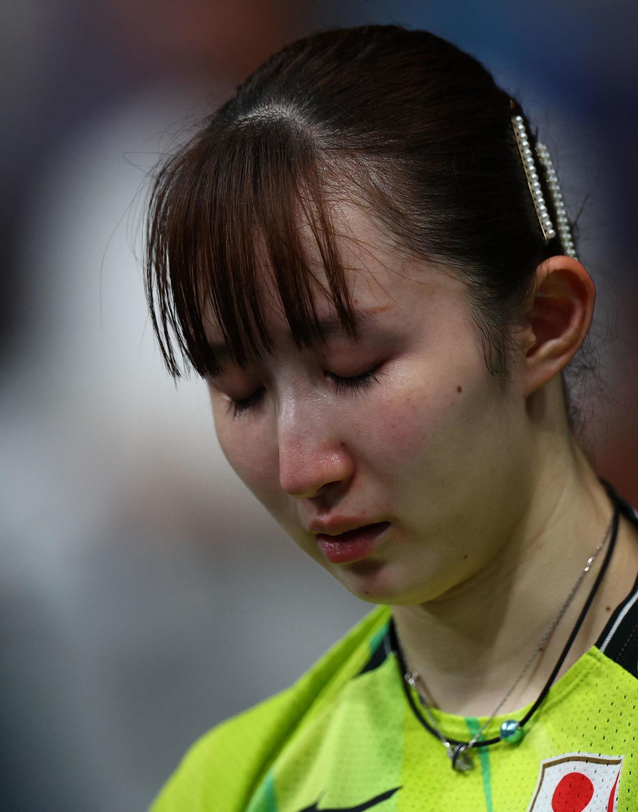 女子シングルス準決勝で敗れ下を向く早田ひな（ロイター）