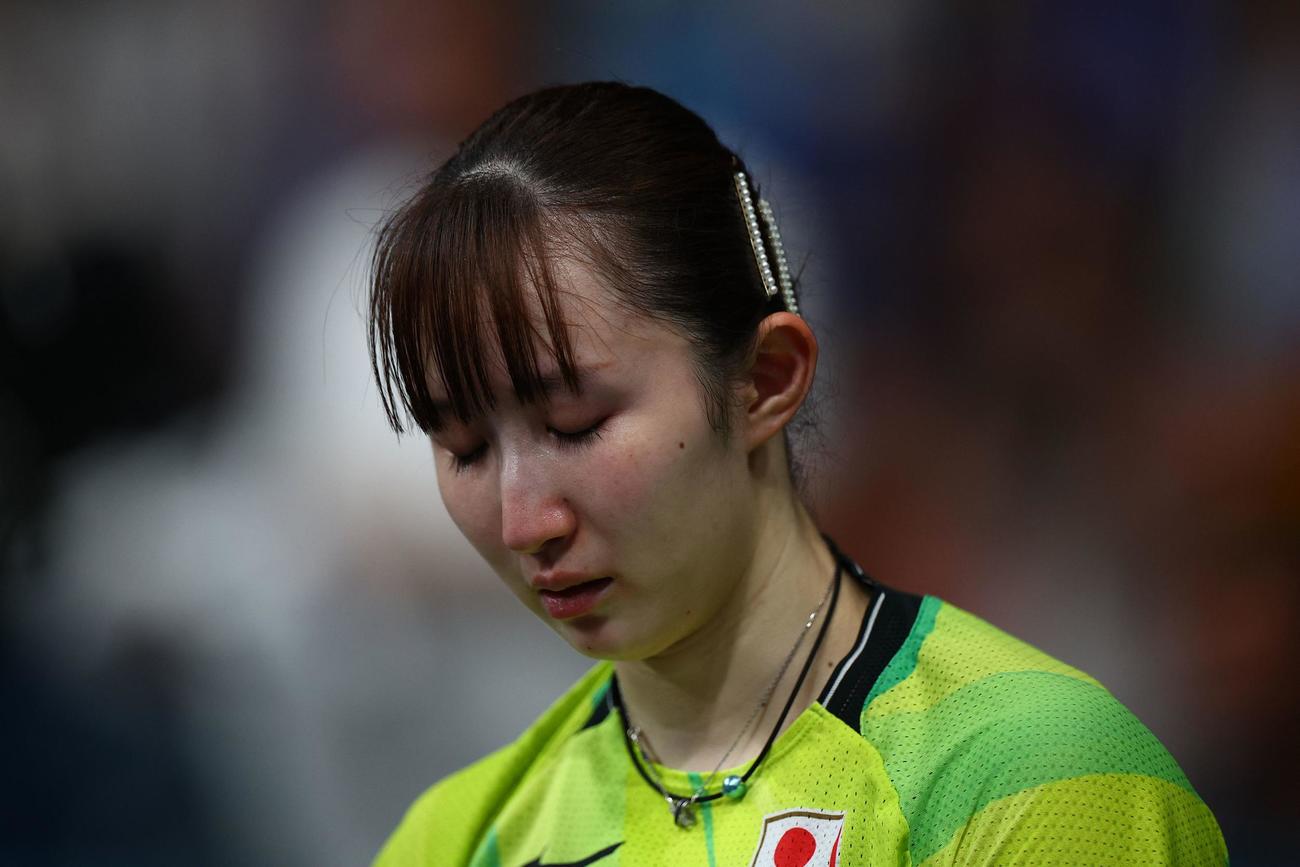 女子シングルス準決勝で敗れうつむく早田ひな（ロイター）