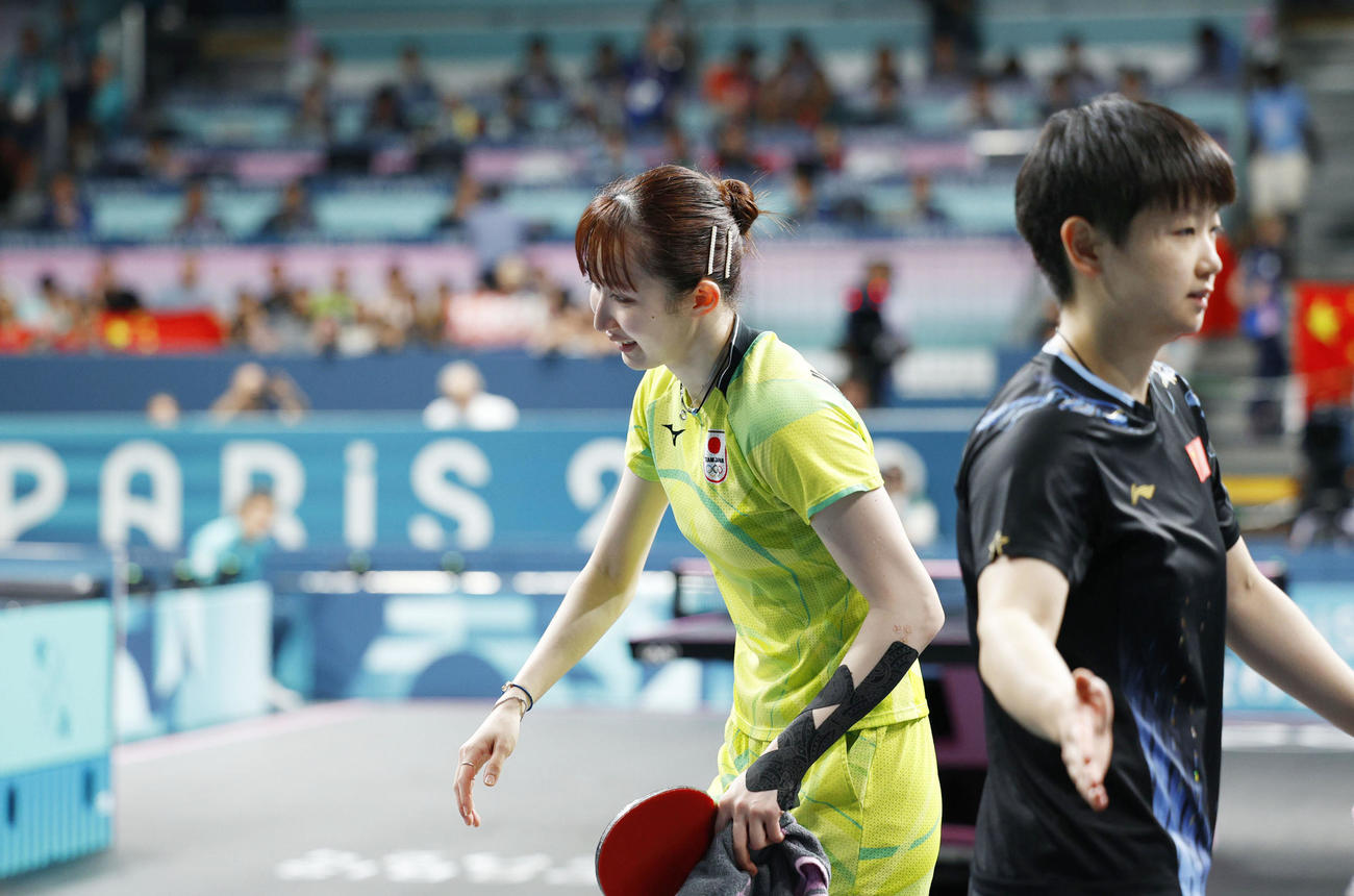 女子シングルス準決勝で中国の孫穎莎（右）に敗れた早田ひな＝パリ（共同）
