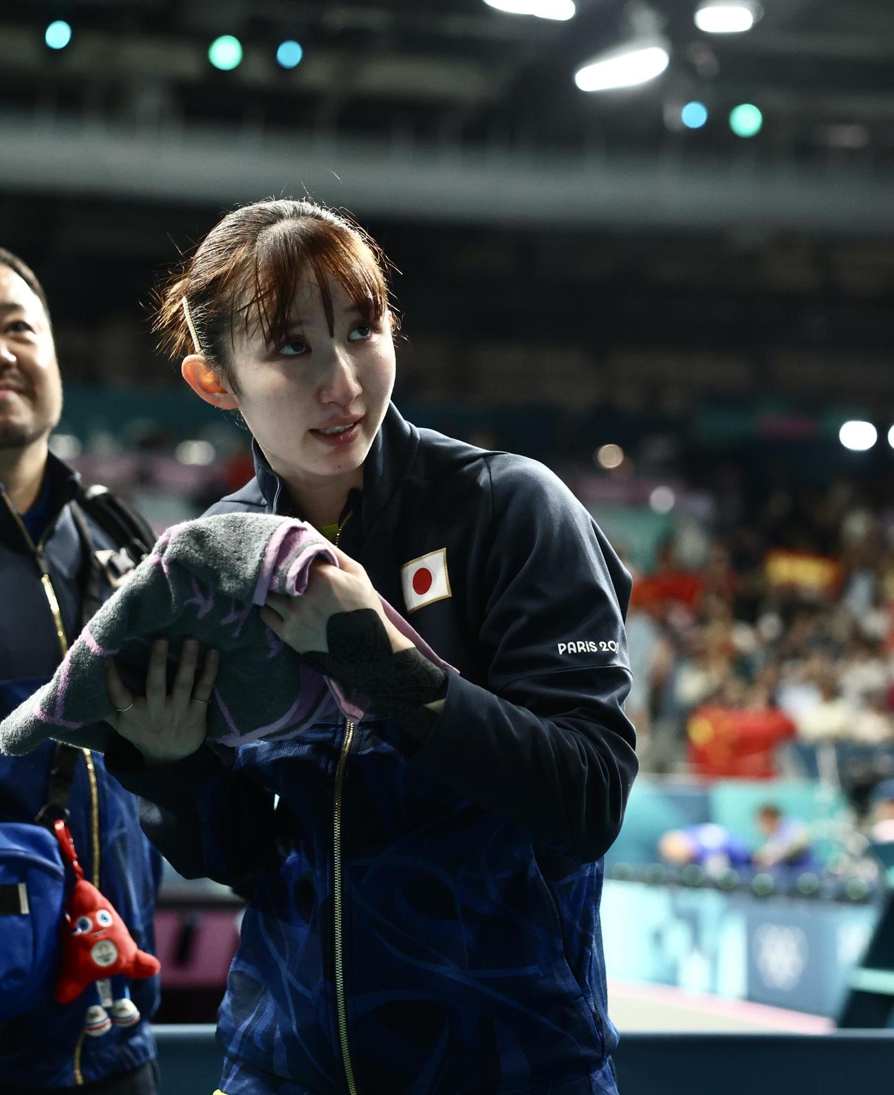 女子シングルス準決勝で敗れ引き揚げる早田（撮影・河田真司）