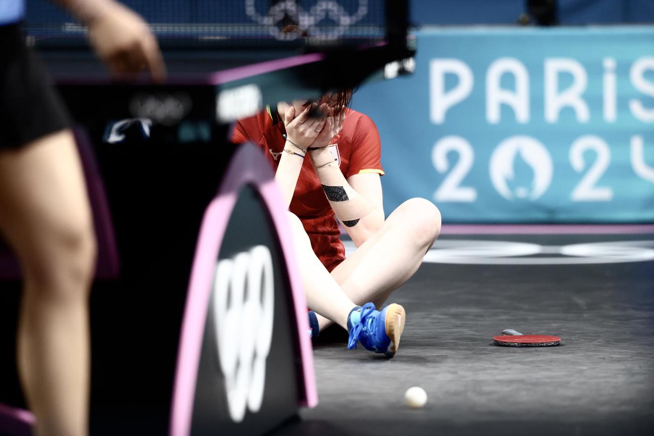 女子シングルス3位決定戦で勝利し銅メダルを決め、座り込み歓喜する早田（撮影・河田真司）