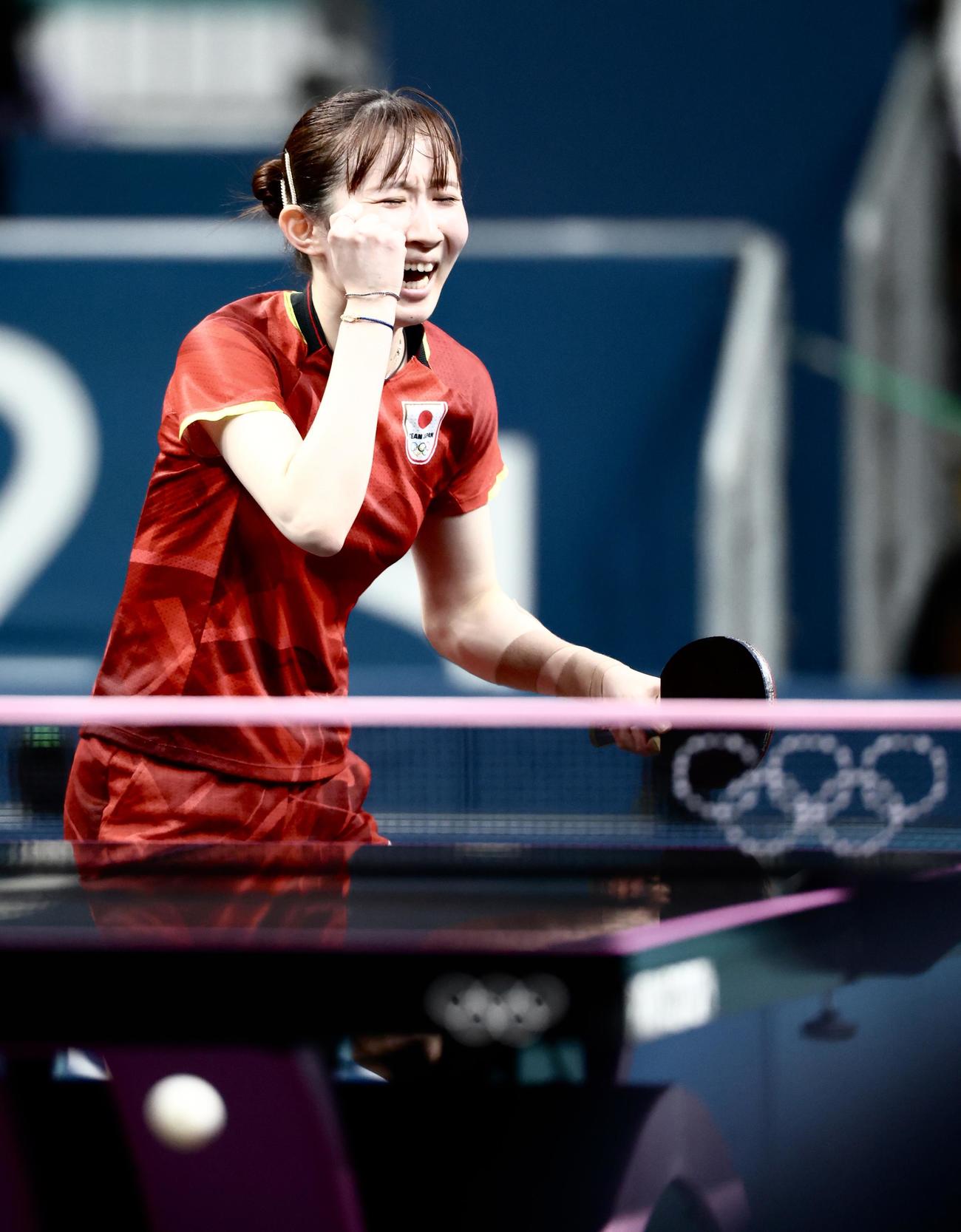 女子シングルス3位決定戦で勝利し銅メダルを決める早田（撮影・河田真司）