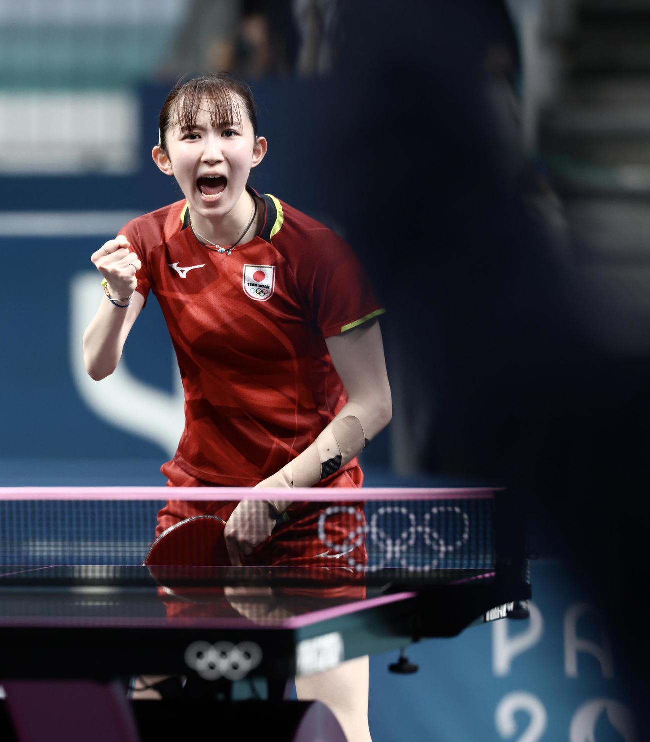 女子シングルス3位決定戦　第4Sを奪う早田（撮影・河田真司）