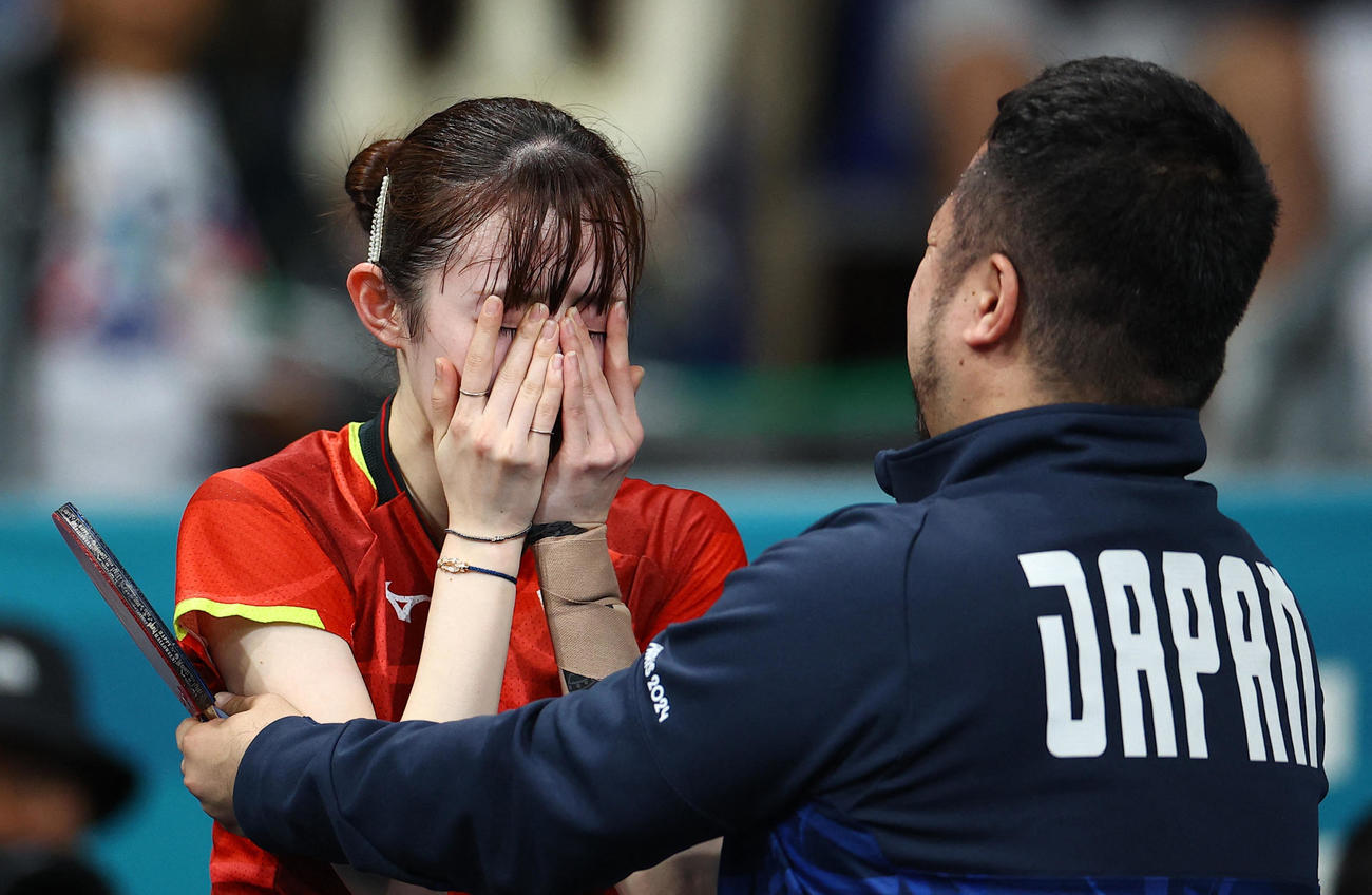 女子シングルス3位決定戦　銅メダルを獲得し泣き崩れ顔を押さえる早田ひな（ロイター）