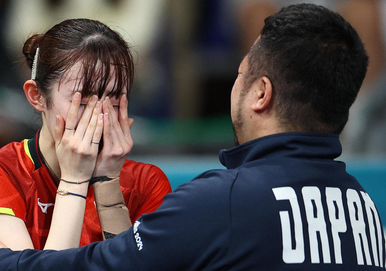 女子シングルス3位決定戦　銅メダルを獲得し泣き崩れ顔を押さえる早田ひな（ロイター）