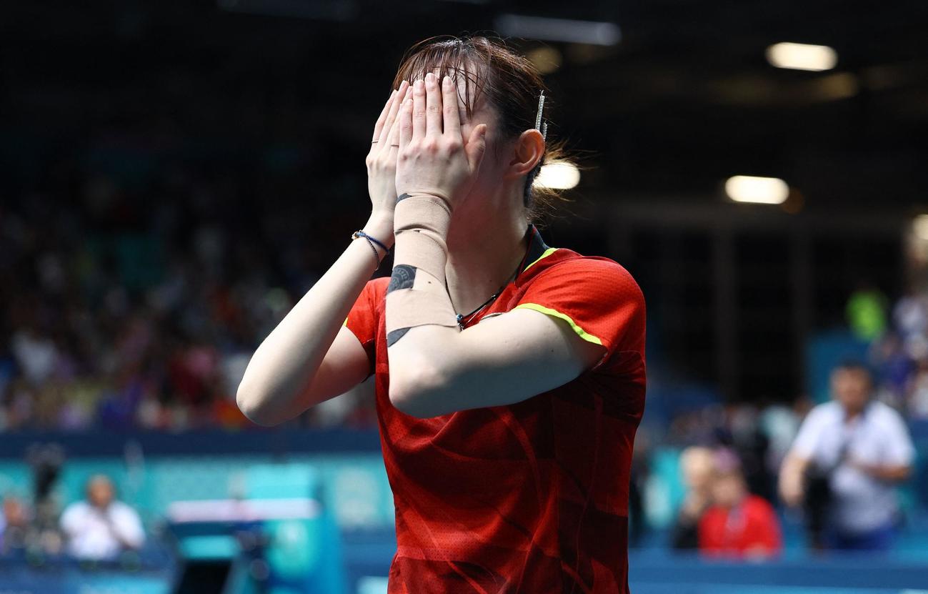 女子シングルス3位決定戦　銅メダルを獲得し顔を覆う早田ひな（ロイター）