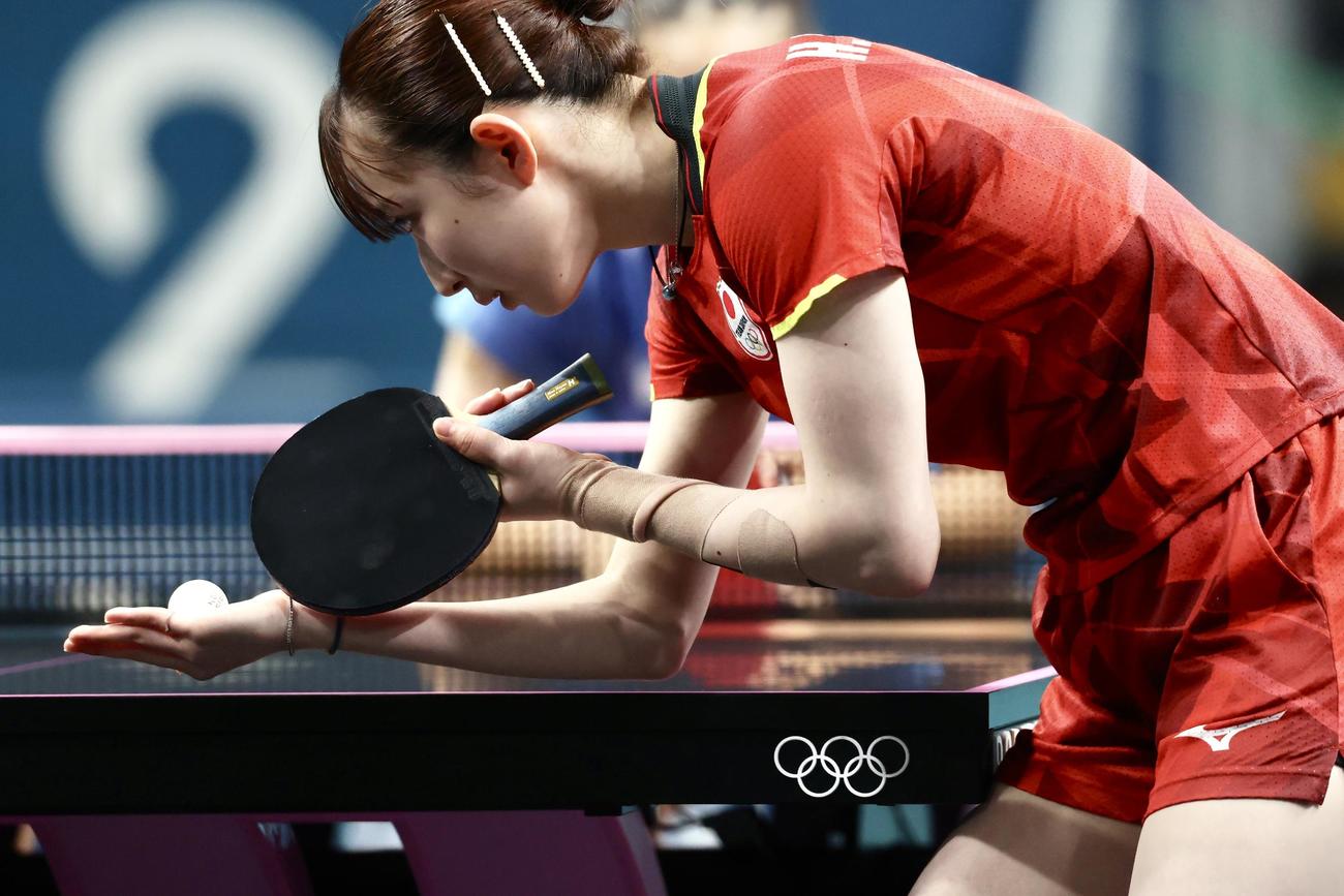 女子シングルス3位決定戦　第1S、サーブに臨む早田（撮影・河田真司）