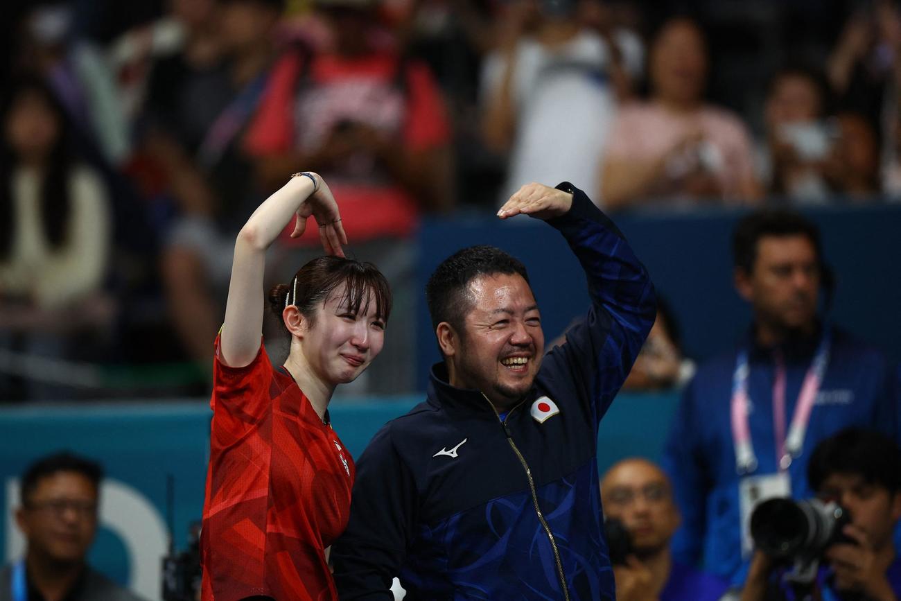 女子シングルス3位決定戦　銅メダルを獲得し石田コーチとハートマークを作る早田ひな（ロイター）
