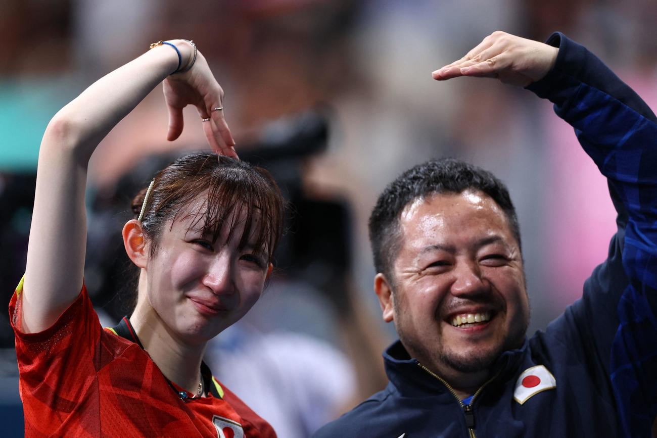 女子シングルス3位決定戦　銅メダルを獲得し石田コーチとハートマークを作る早田ひな（ロイター）