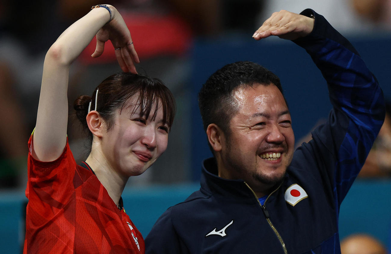 女子シングルス3位決定戦　銅メダルを獲得し石田コーチとハートマークを作る早田ひな（ロイター）