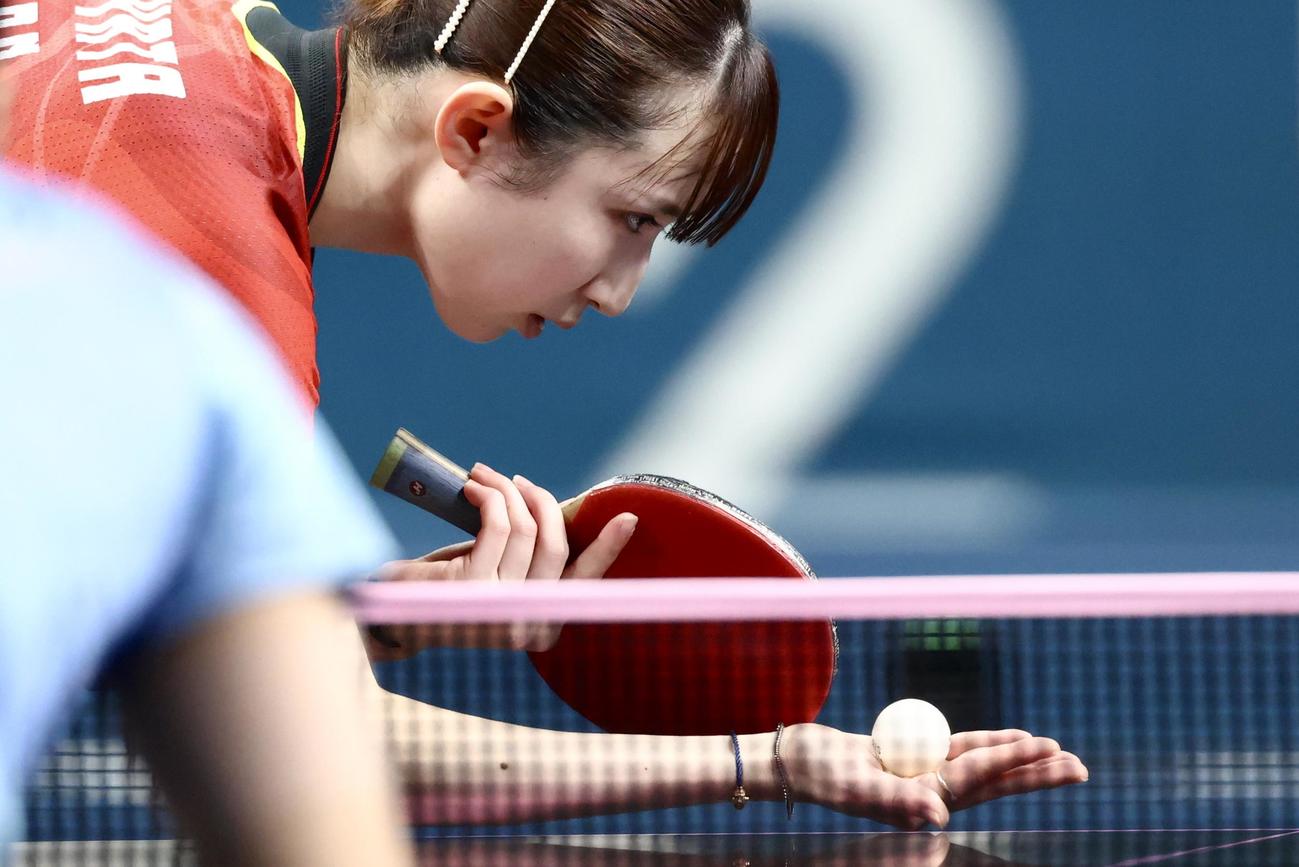 女子シングルス3位決定戦　第2S、に臨む早田（撮影・河田真司）