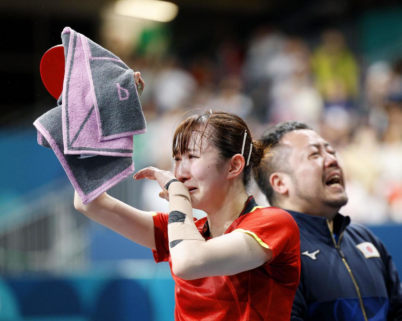 女子シングルスで銅メダル獲得を決め、声援に応える早田ひな（左）＝パリ（共同）