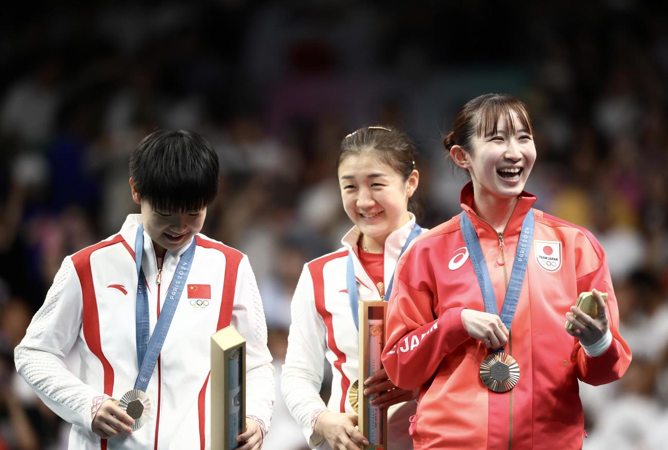 表彰式で笑顔を見せる銅の早田（右）。左から銀の孫穎莎、金の陳夢（撮影・河田真司）