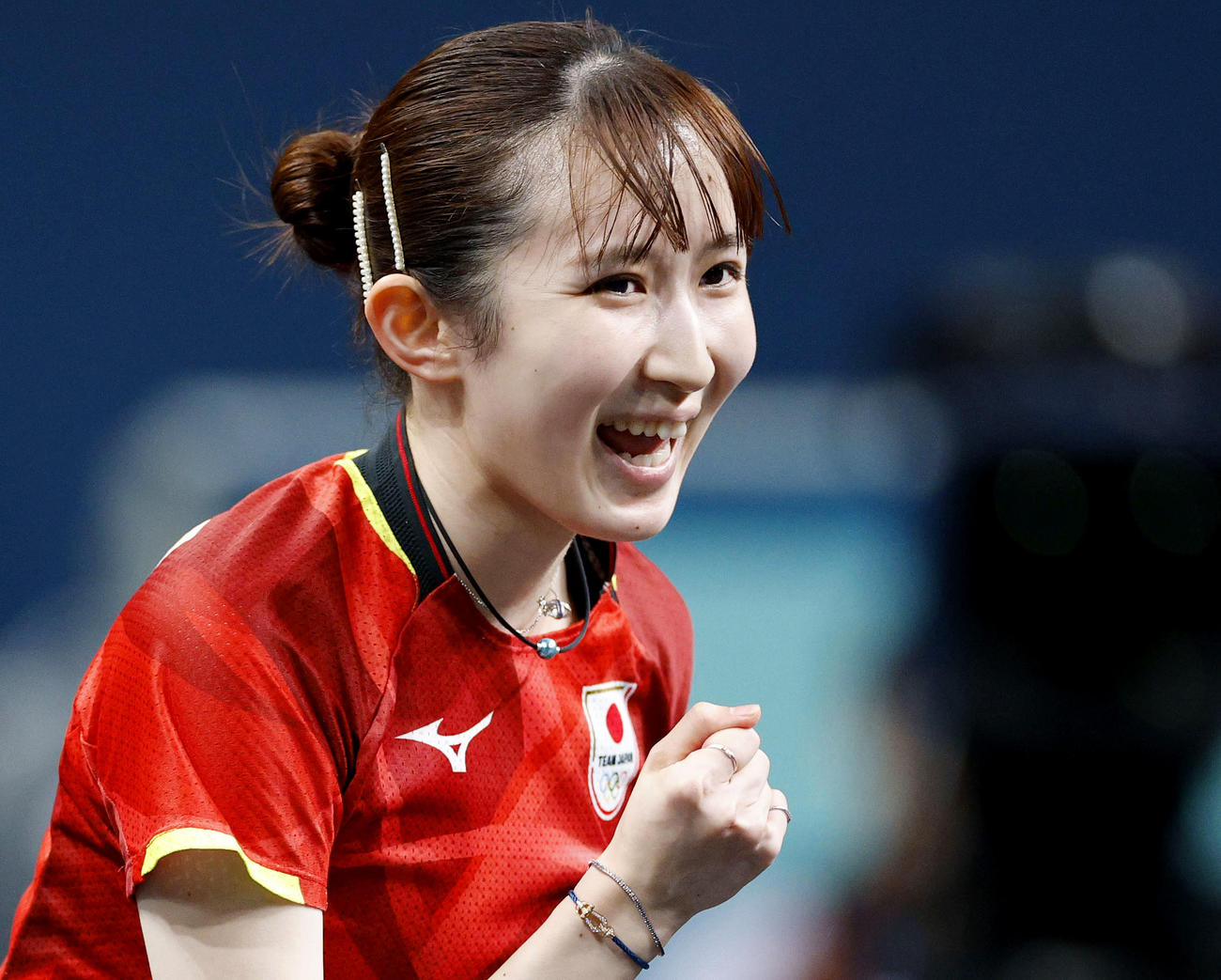 女子シングルス3位決定戦　ポイントを奪いガッツポーズする早田ひな＝パリ（共同）