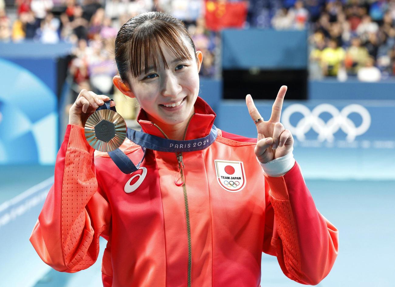 卓球女子シングルスの表彰式後、銅メダルを手にポーズをとる早田ひな（共同）