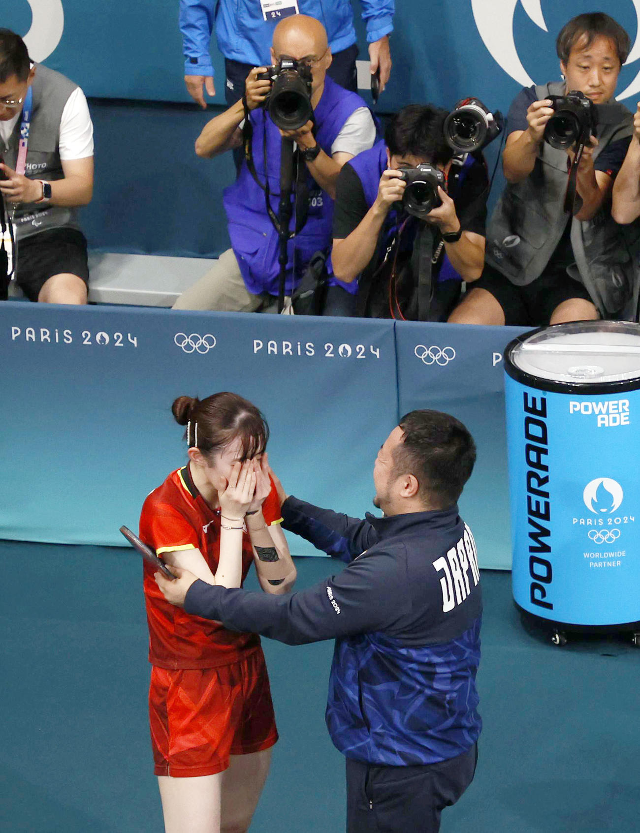 女子シングルスで銅メダルを獲得し涙する早田ひな（手前左）（共同）