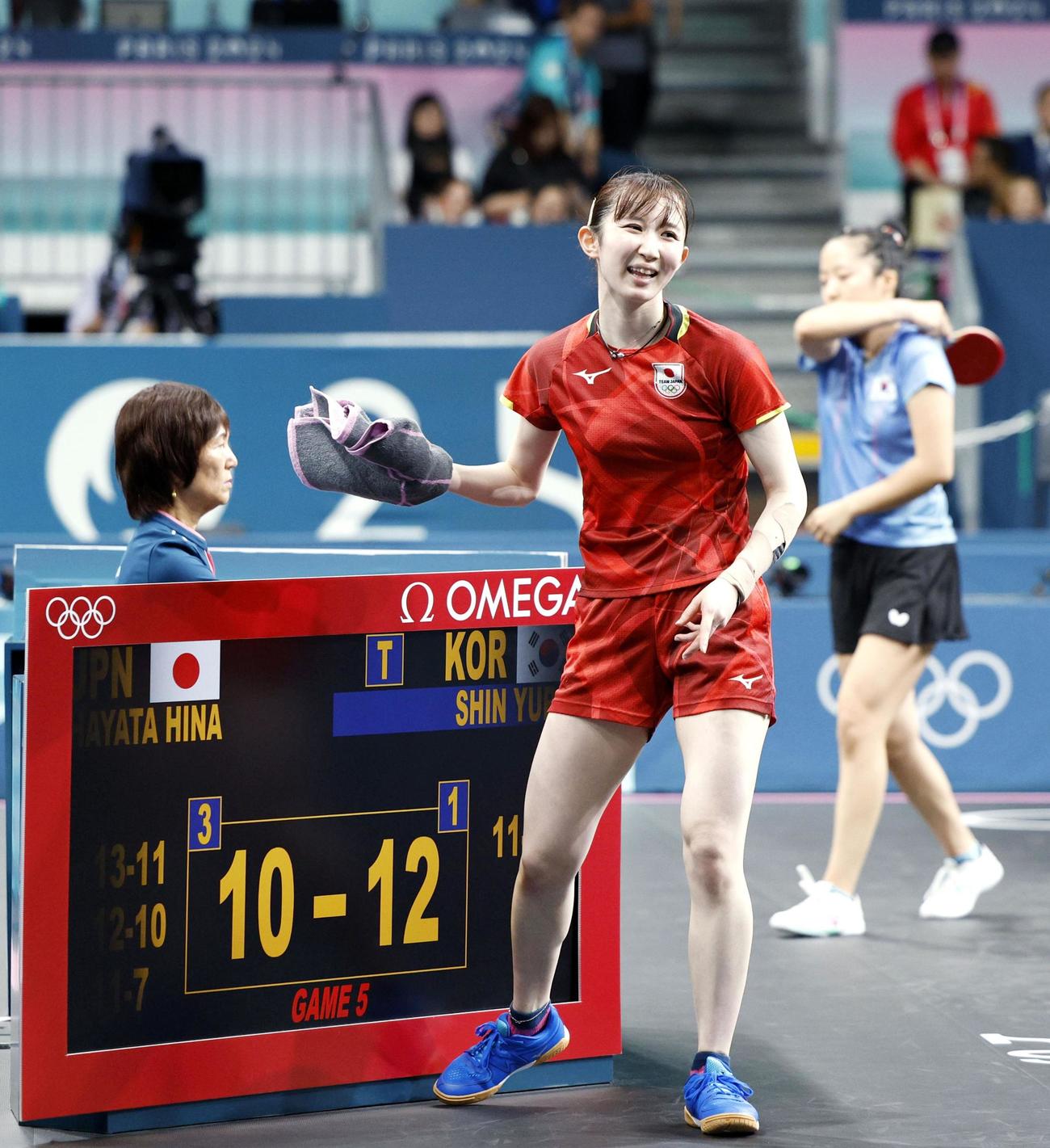 女子シングルス3位決定戦　第5ゲームを奪われた早田ひな（手前）＝パリ（共同）