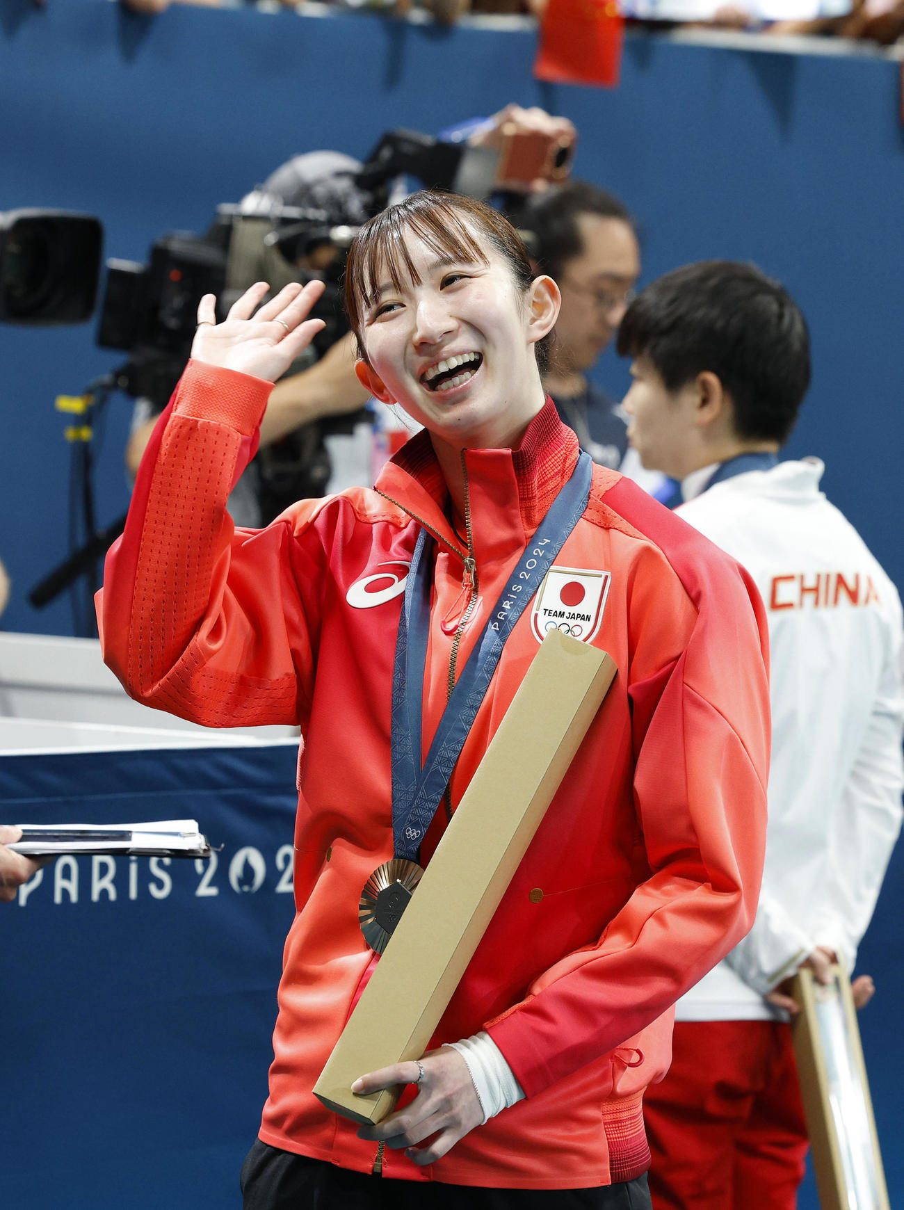 卓球女子シングルスの表彰式を終え、笑顔の早田ひな（共同）