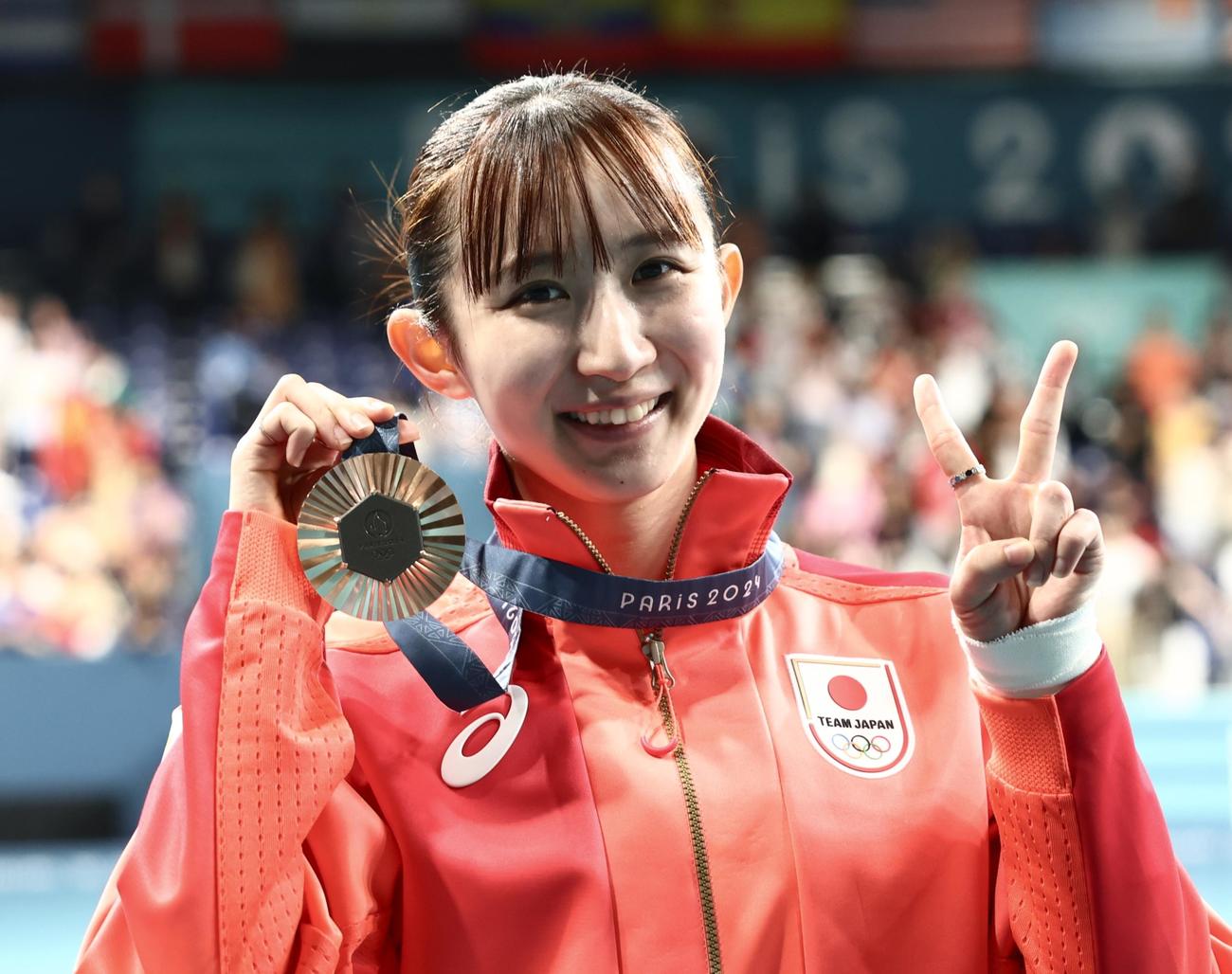 女子シングルス3位決定戦　銅メダル手に笑顔を見せる早田（撮影・河田真司）