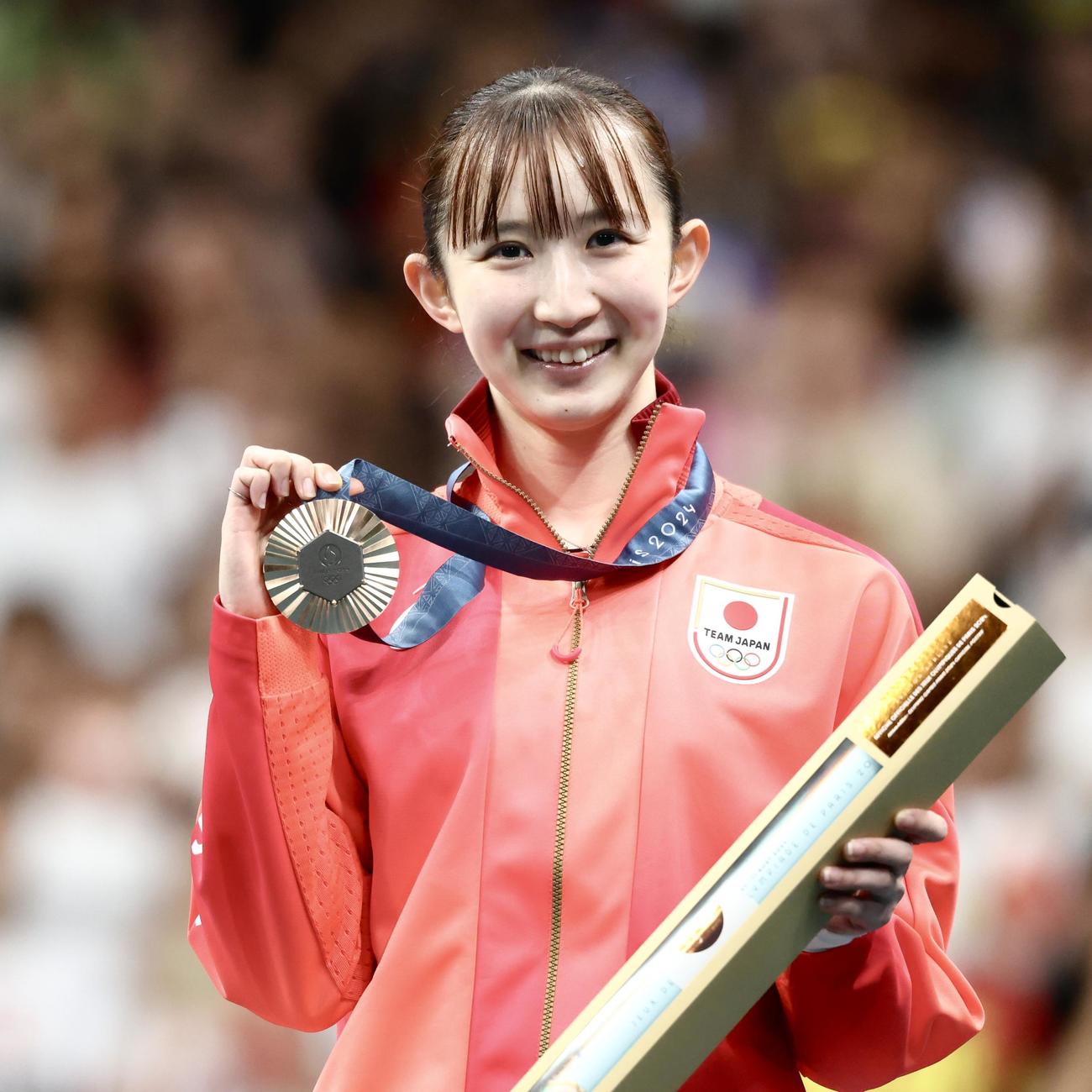 女子シングルス3位決定戦　銅メダル手に笑顔を見せる早田（撮影・河田真司）