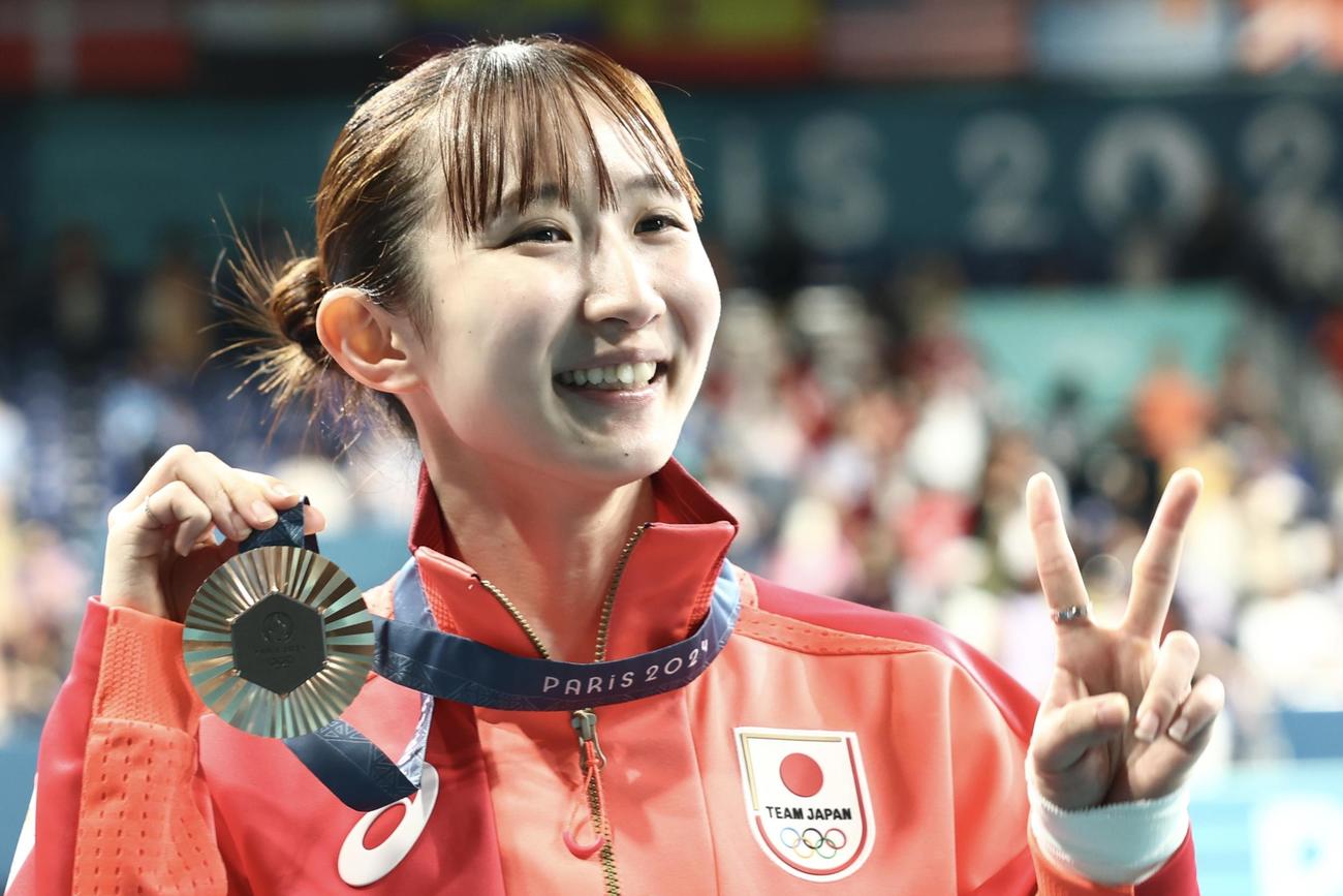 女子シングルス3位決定戦　銅メダル手に笑顔を見せる早田（撮影・河田真司）